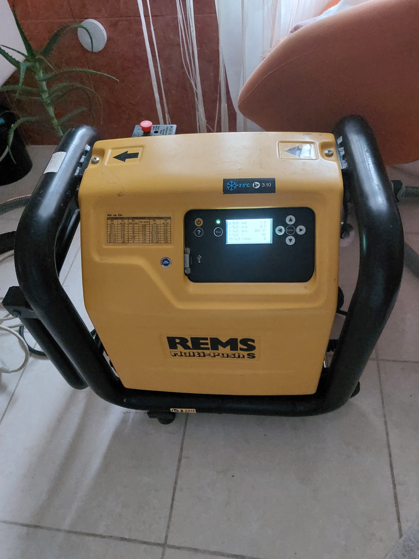 Proplachovací jednotka REMS Multi-Push připravená k proplachu otopné soustavy